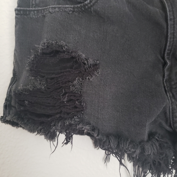 Abercrombie black high rise distressed shorts - Picture 4 of 8